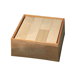 Holzkiste gefüllt mit Ziegelsteinen
