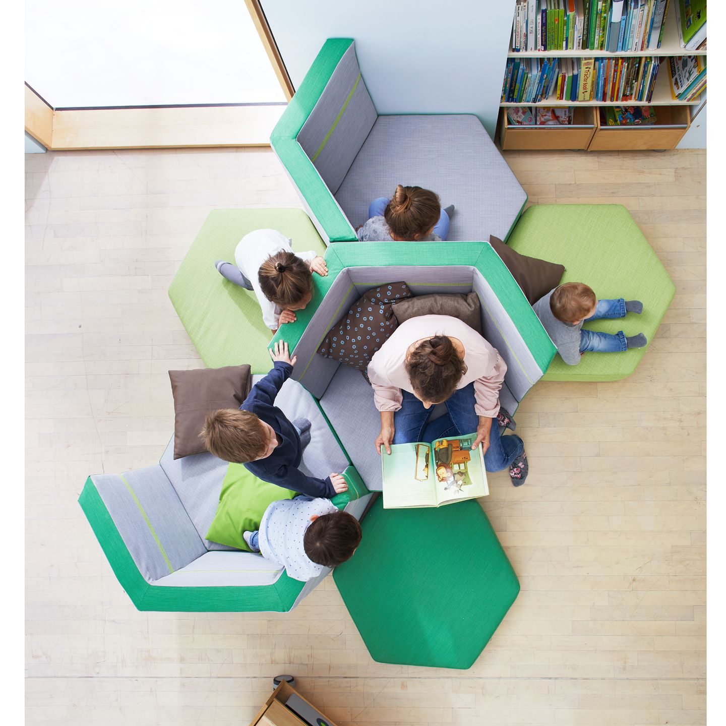 Podest Sechseck mit 2 Rückenlehnen und Stoffbezug