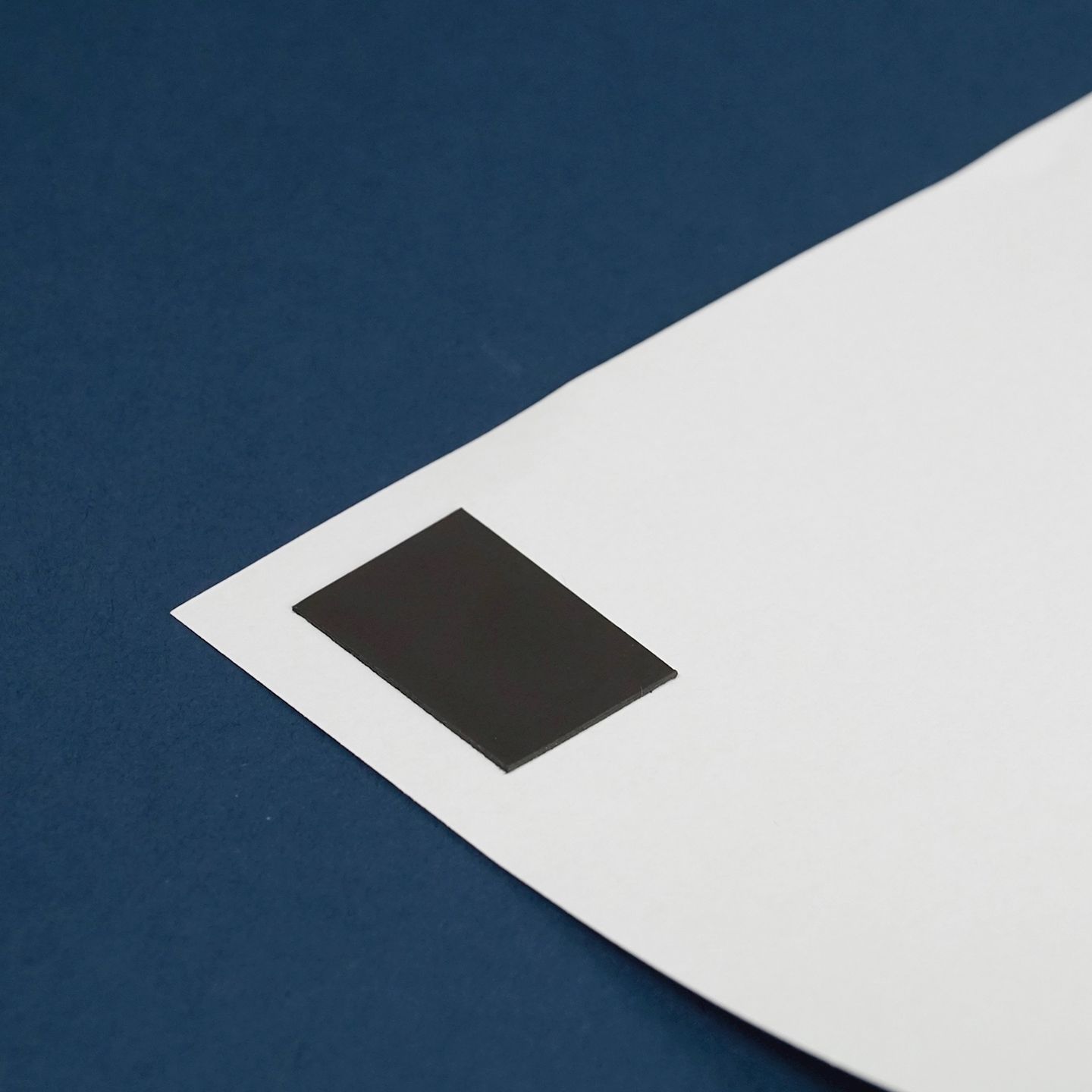 Magnet-Plättchen selbstklebend im Spender, 45 Stck.