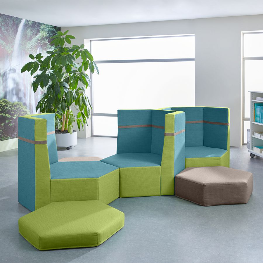 Podest Sechseck mit 3 Rückenlehnen und Stoffbezug