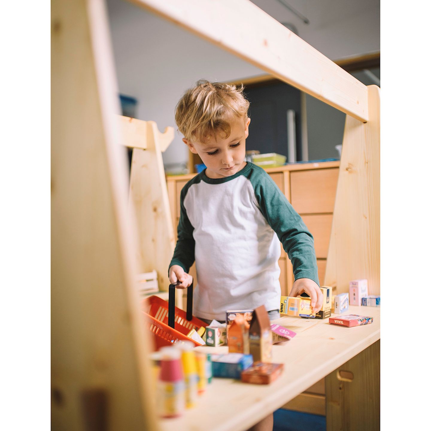 Mobil-Gestell mit 2 Regalen H. 107 cm, geölt