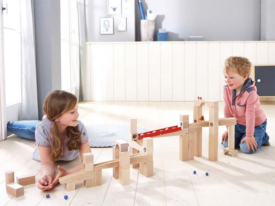 Kugelbahn aus Holz