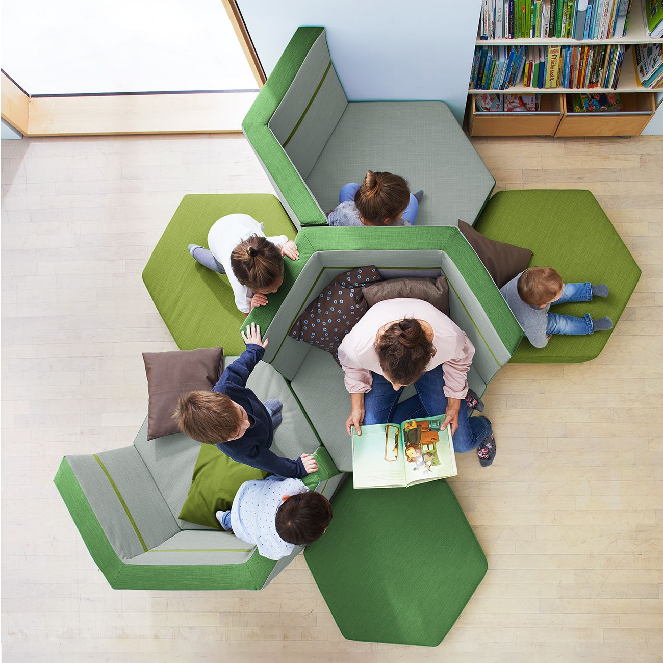 Podest Sechseck mit 2 Rückenlehnen und Stoffbezug