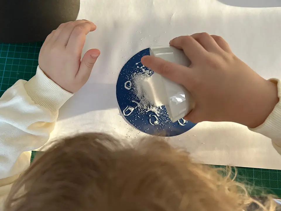 Schneekristalle aus Salz basteln