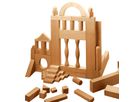 Holzkiste gefüllt mit diversem Baumaterial
