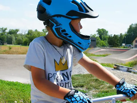 Kindervelohelm von Frezzo