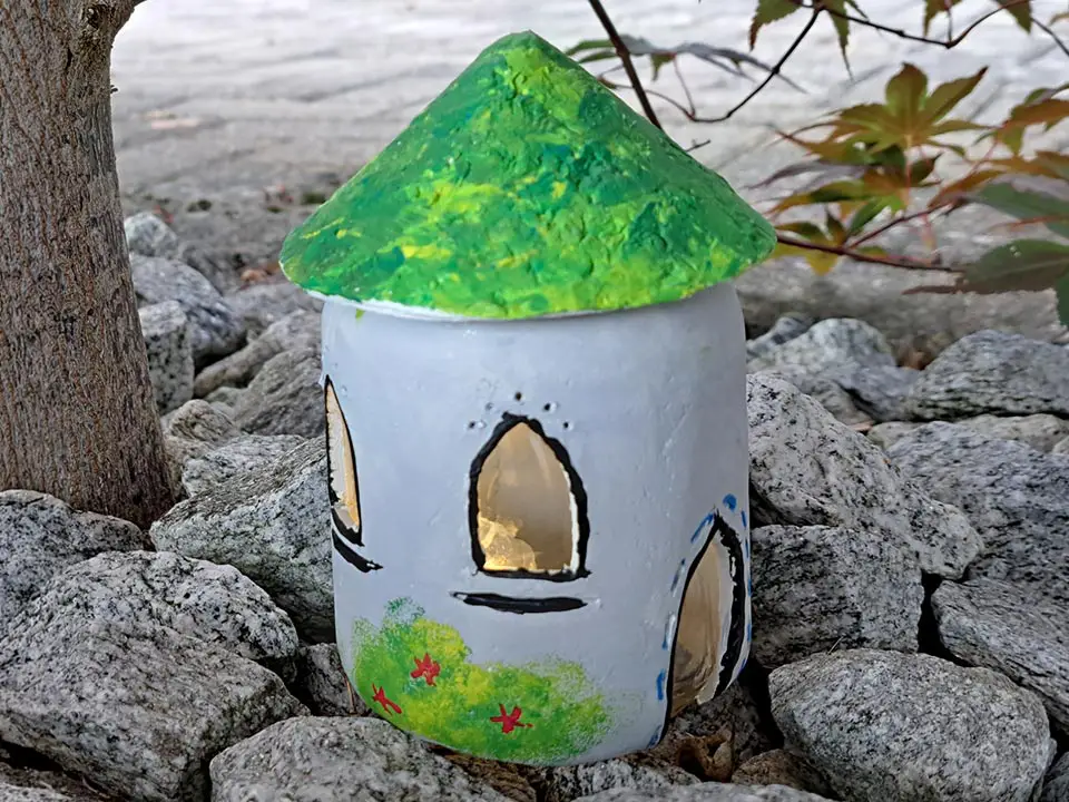 Leuchtende Feen-Laterne aus einem Glas und bemalter Modelliermasse