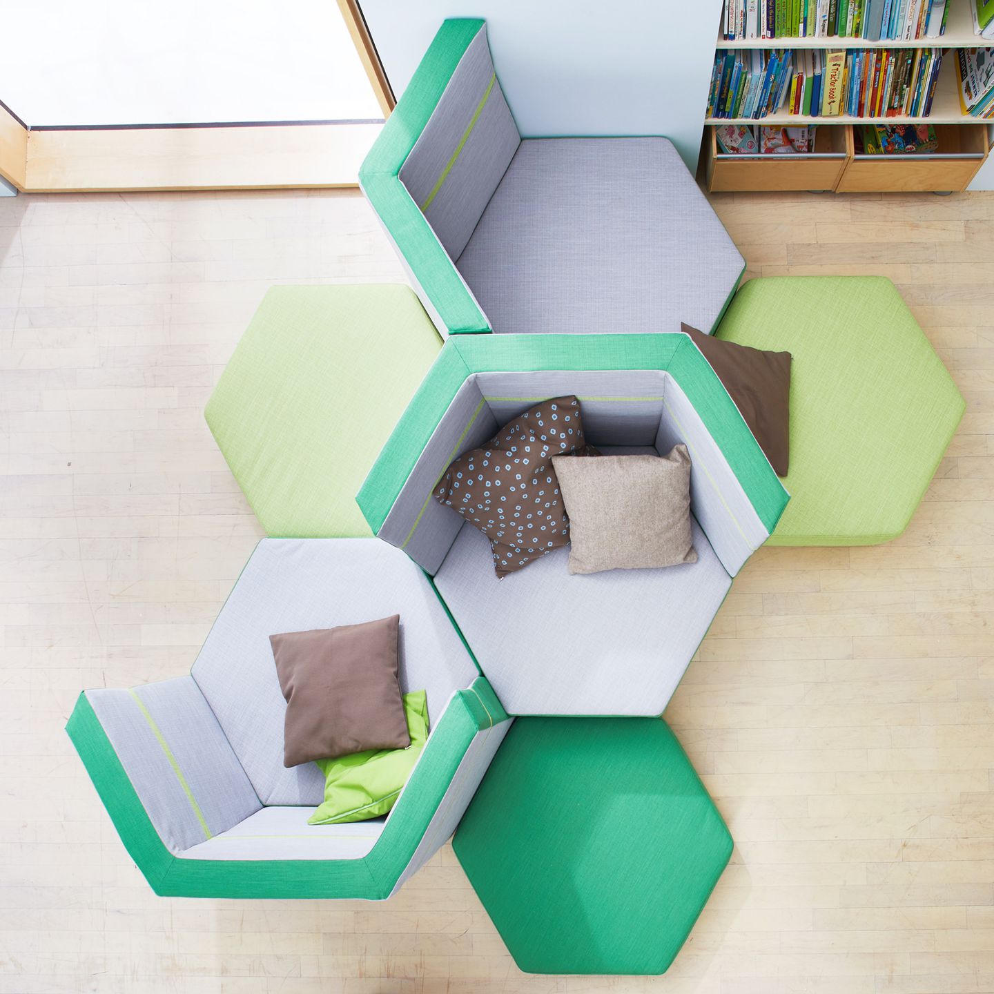 Podest Sechseck mit 2 Rückenlehnen und Stoffbezug