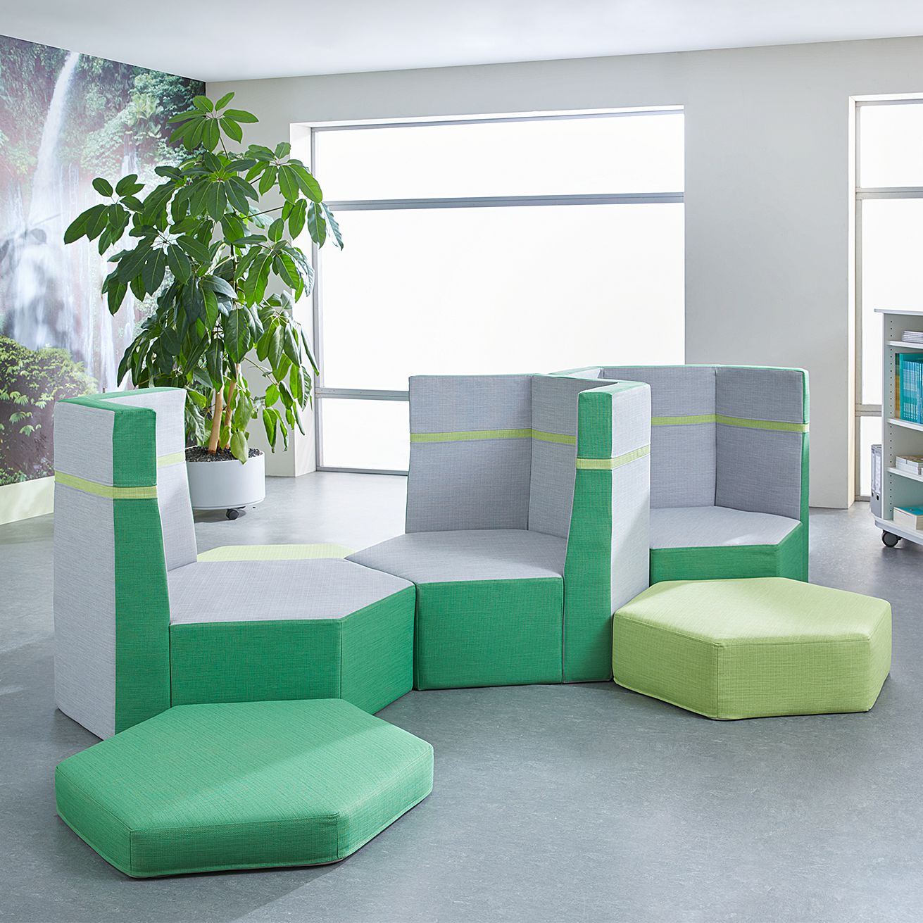 Podest Sechseck mit 3 Rückenlehnen und Stoffbezug