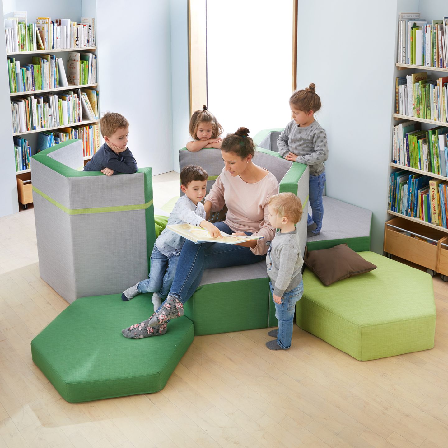 Podest Sechseck mit 2 Rückenlehnen und Stoffbezug