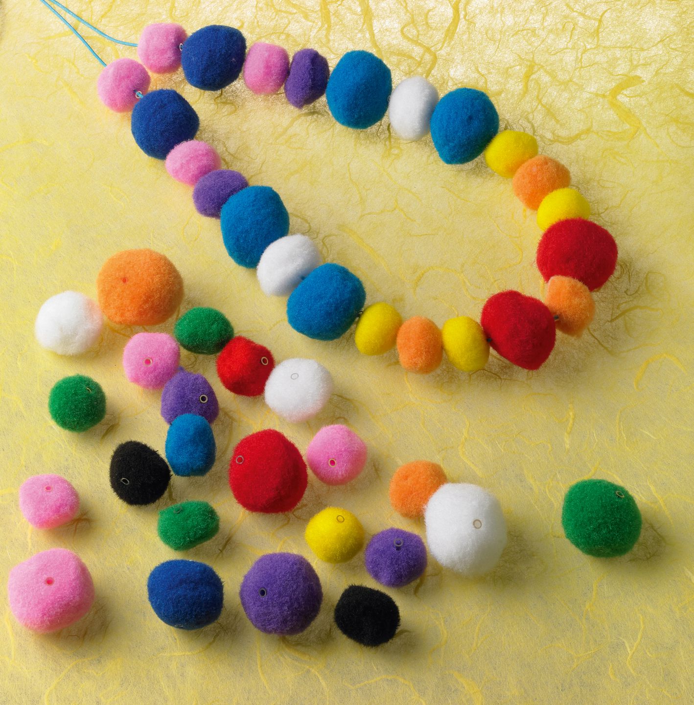 Pompons mit Loch, ca. 100 Stk. 2 Gr., 10 Farben