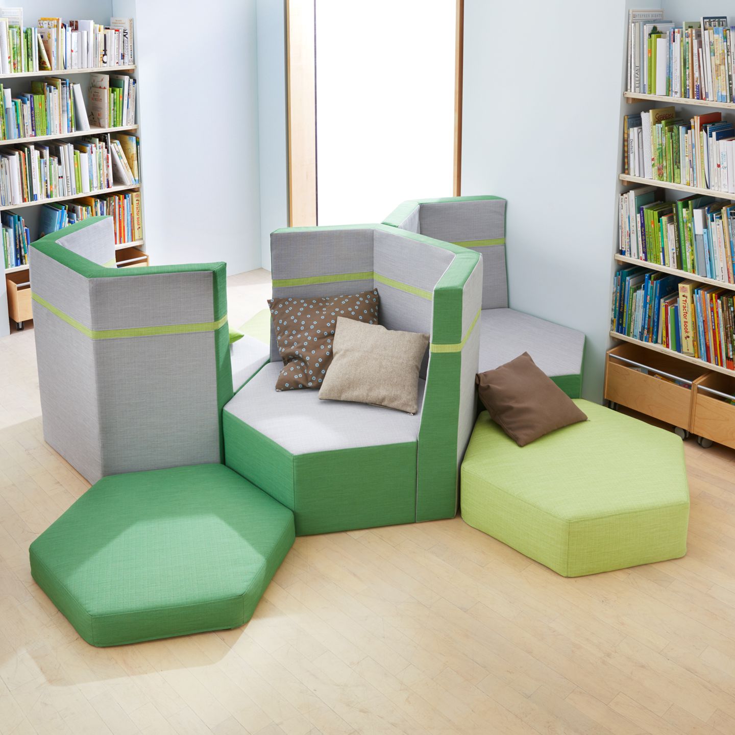 Podest Sechseck mit 2 Rückenlehnen und Stoffbezug