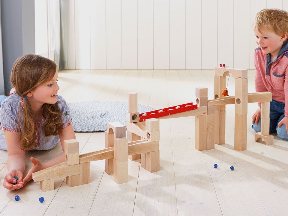 Kugelbahn aus Holz