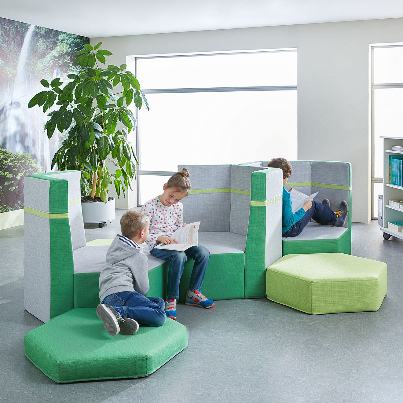 Podest Sechseck mit 3 Rückenlehnen und Stoffbezug