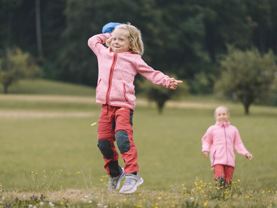 Ball spielen fördert Kinder